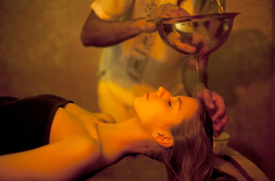 Shirodhara a celotelová ajurvédska masáž